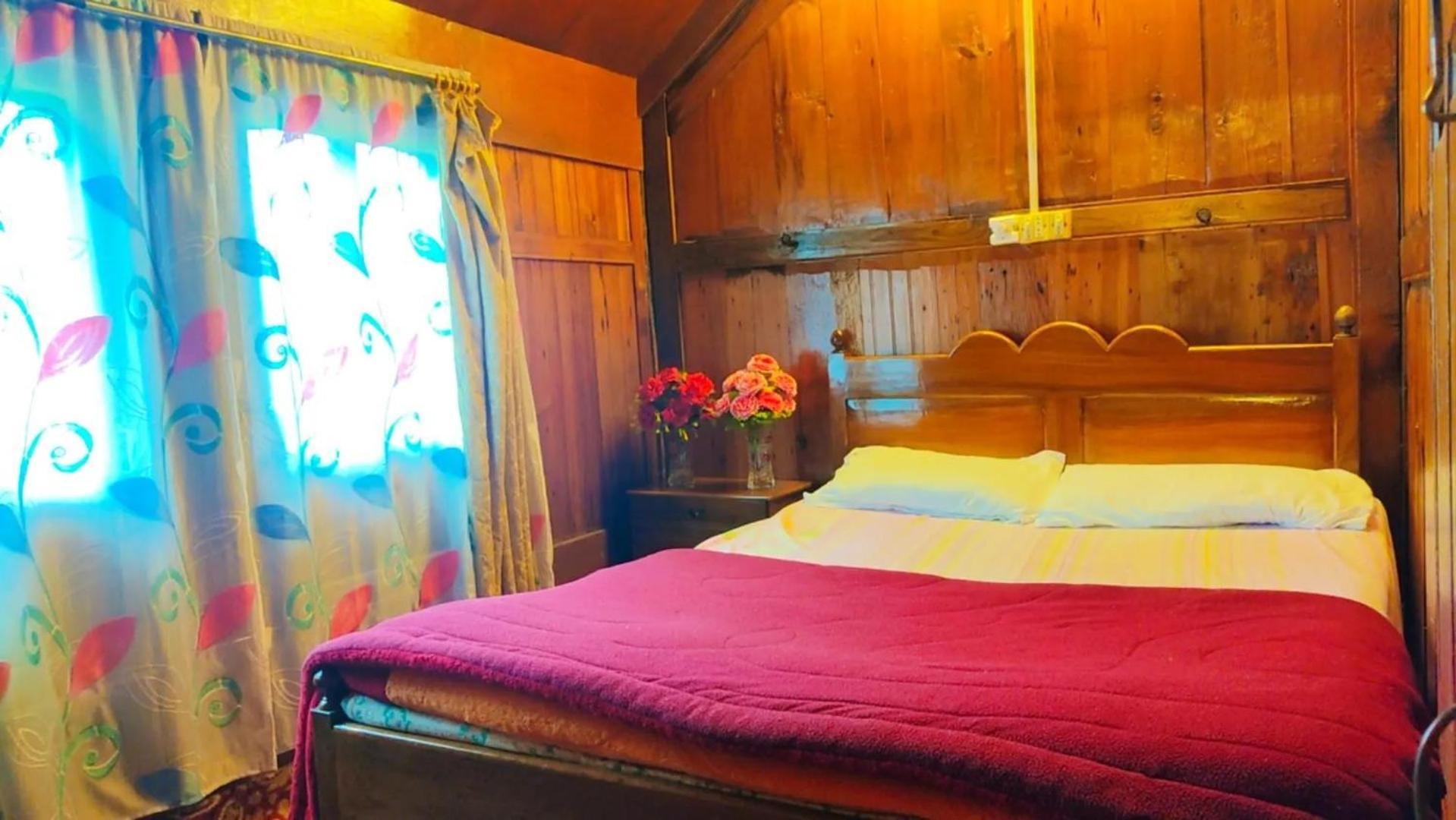 Hotel Houseboat Wild Rose Srīnagar Exterior foto
