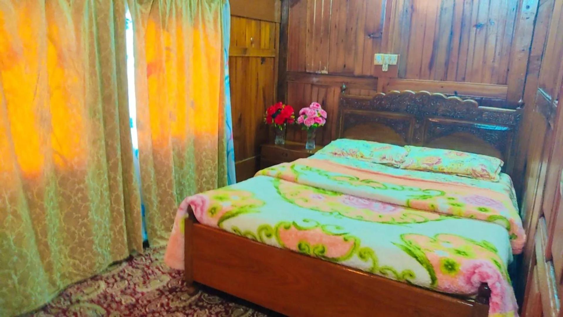 Hotel Houseboat Wild Rose Srīnagar Exterior foto