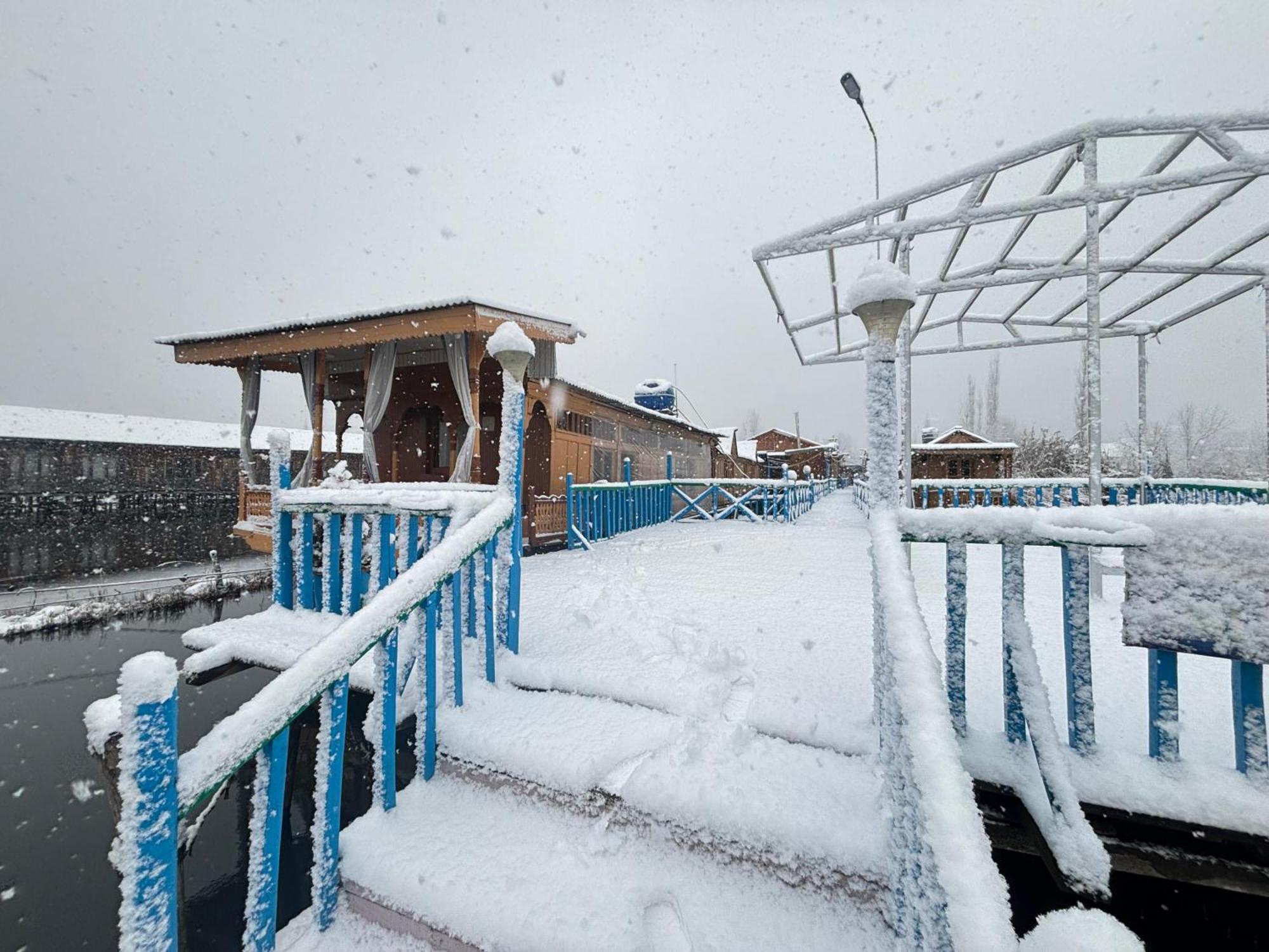 Hotel Houseboat Wild Rose Srīnagar Exterior foto