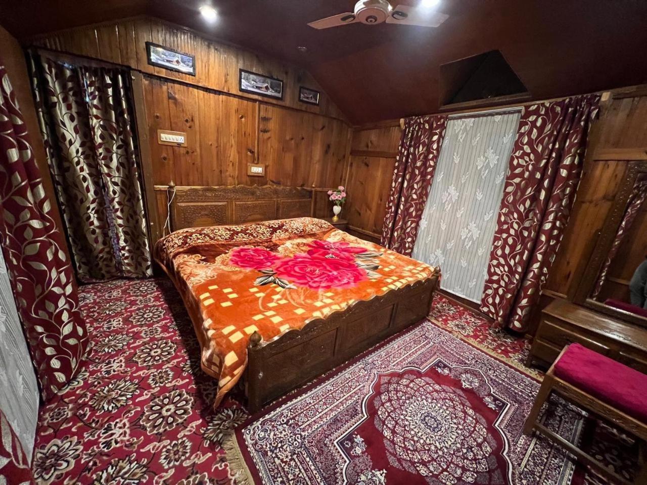 Hotel Houseboat Wild Rose Srīnagar Exterior foto