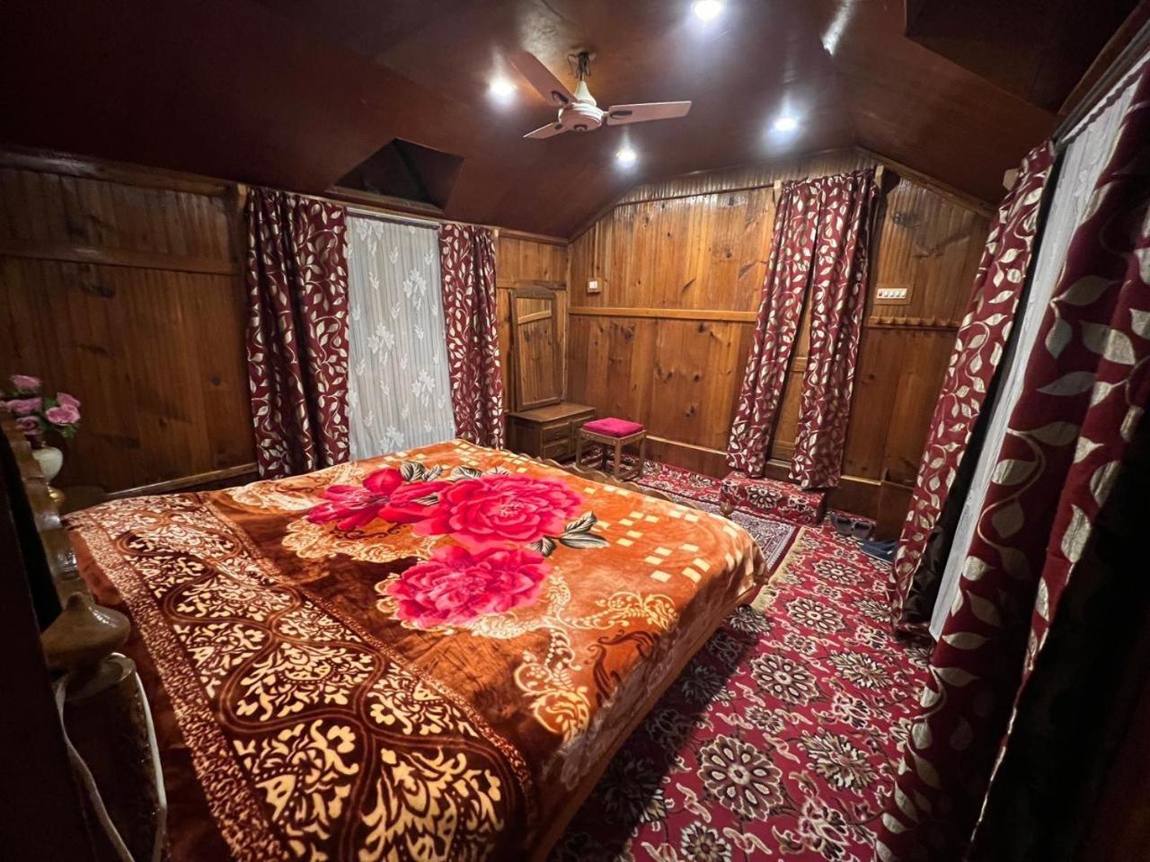 Hotel Houseboat Wild Rose Srīnagar Exterior foto