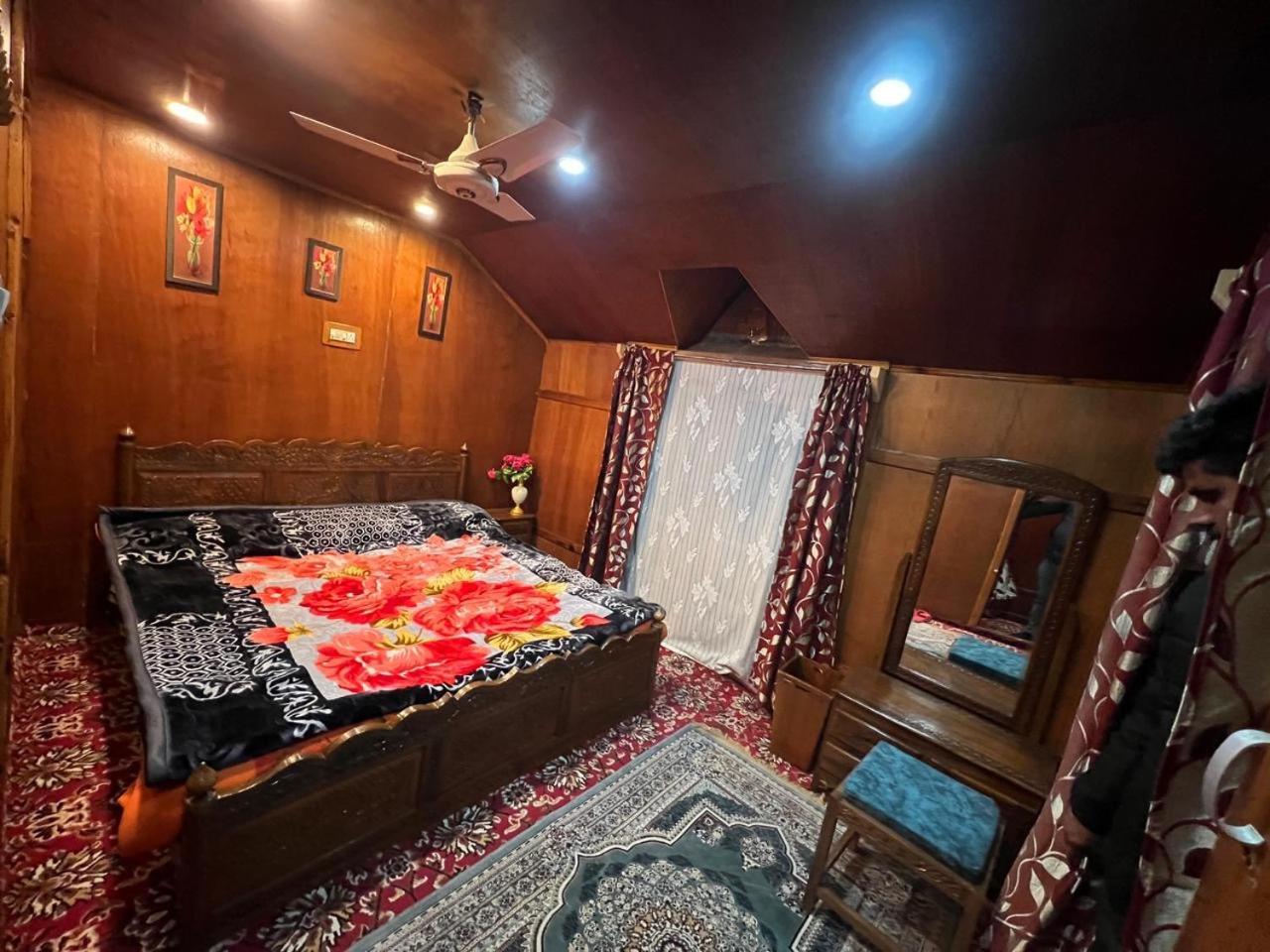 Hotel Houseboat Wild Rose Srīnagar Exterior foto