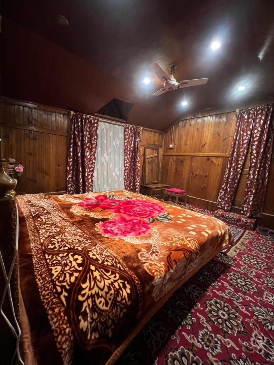 Hotel Houseboat Wild Rose Srīnagar Exterior foto