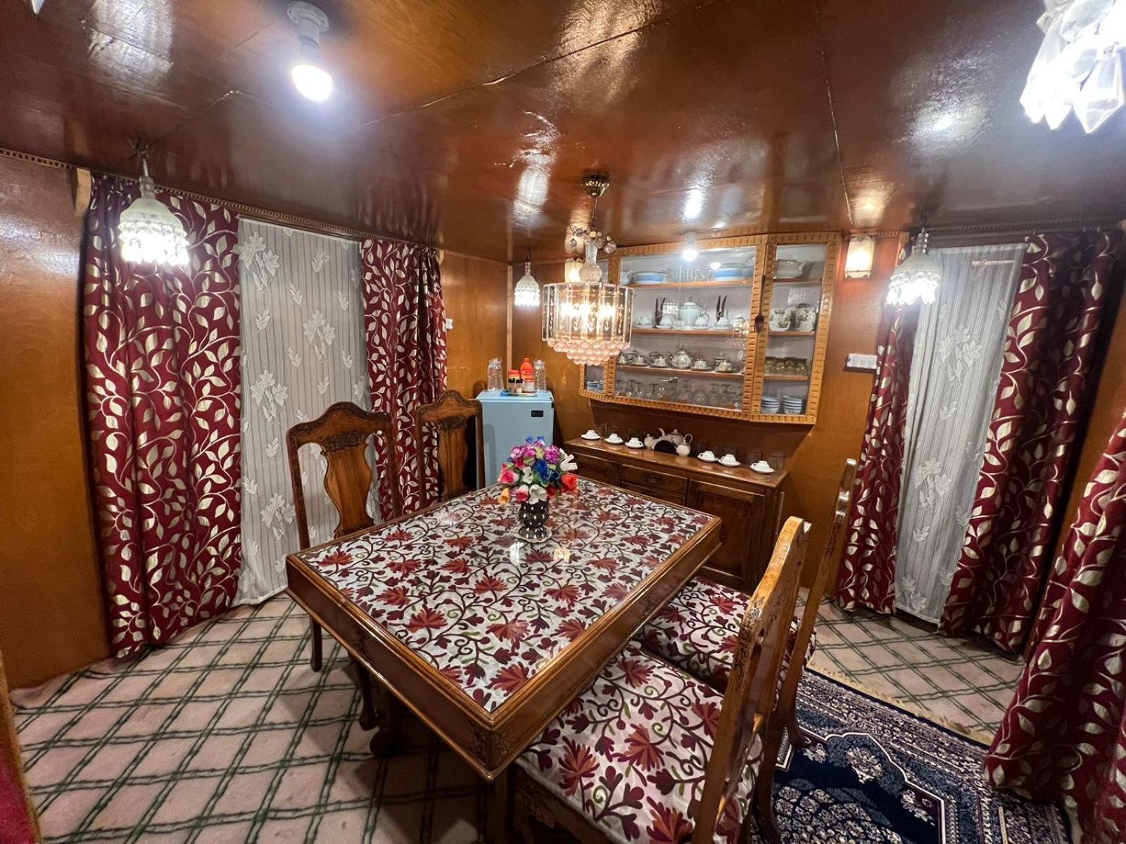 Hotel Houseboat Wild Rose Srīnagar Exterior foto