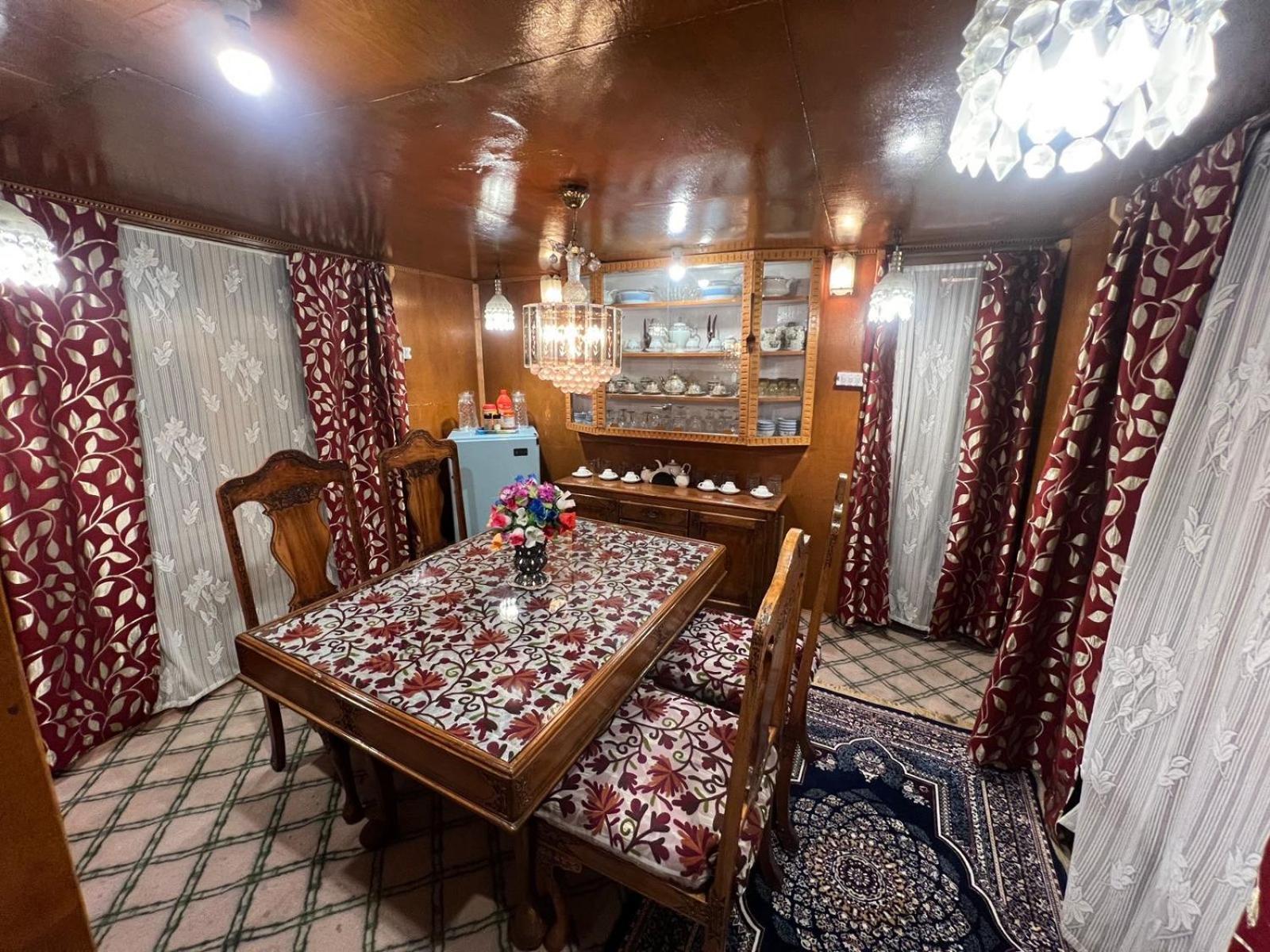 Hotel Houseboat Wild Rose Srīnagar Exterior foto