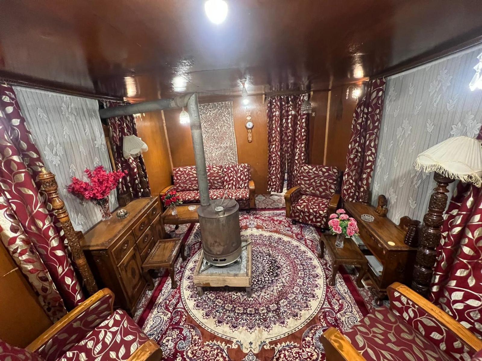 Hotel Houseboat Wild Rose Srīnagar Exterior foto