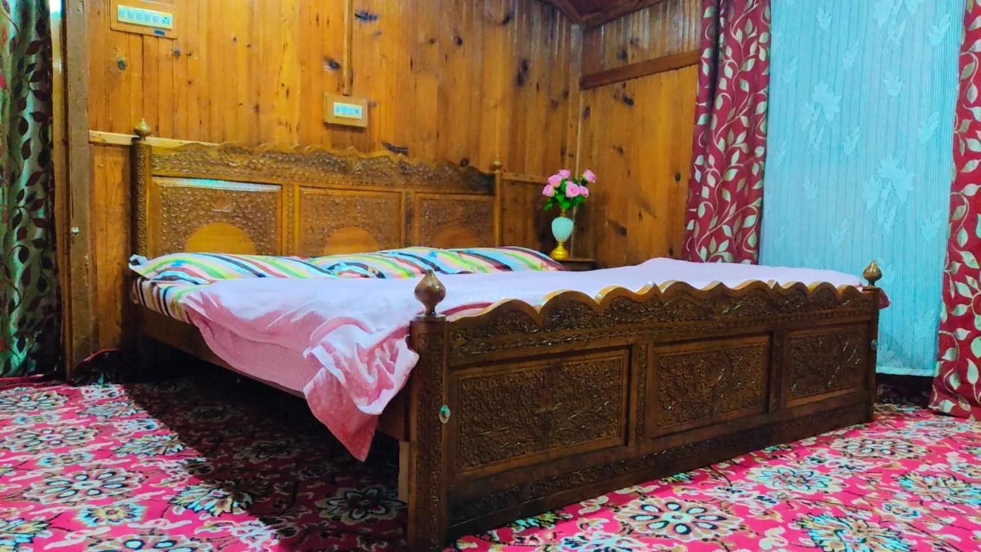 Hotel Houseboat Wild Rose Srīnagar Exterior foto