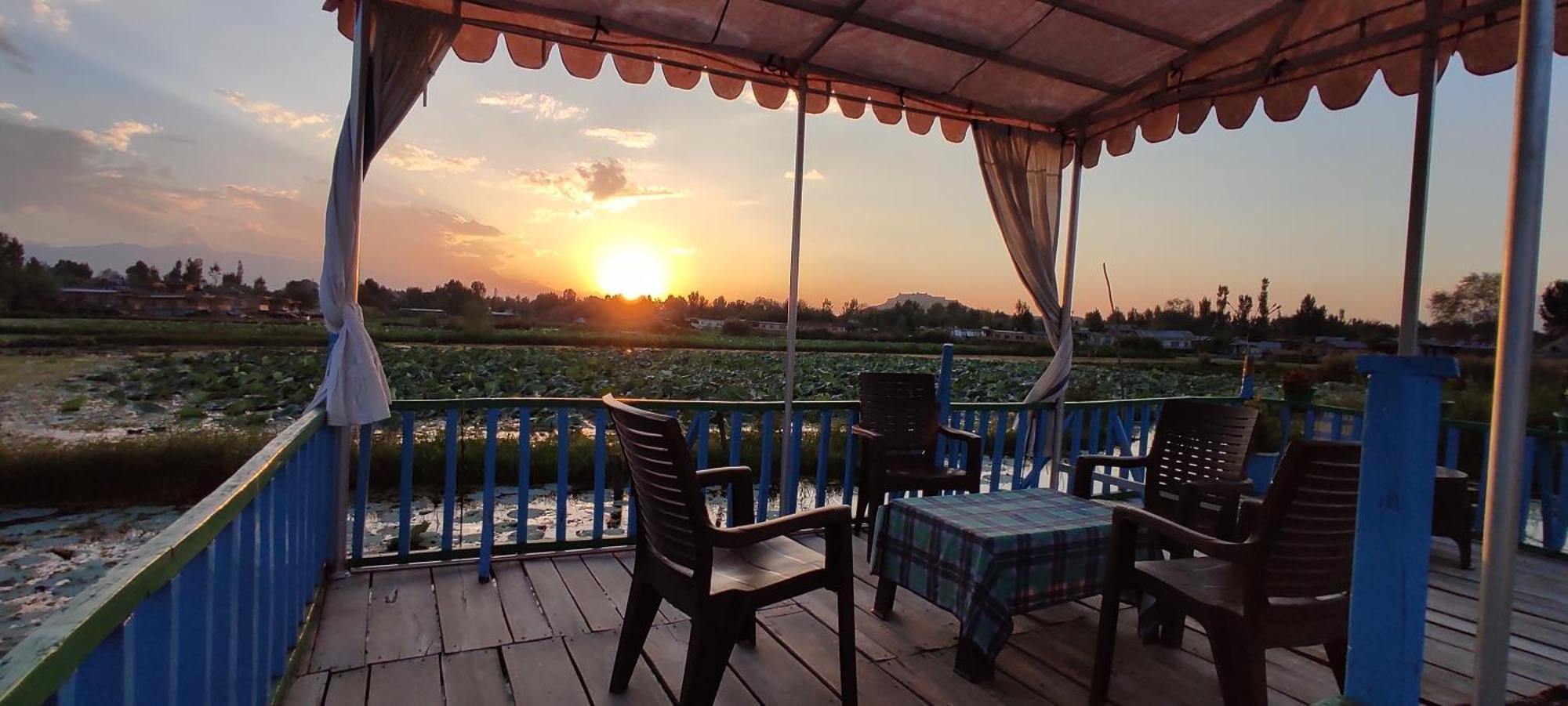 Hotel Houseboat Wild Rose Srīnagar Exterior foto