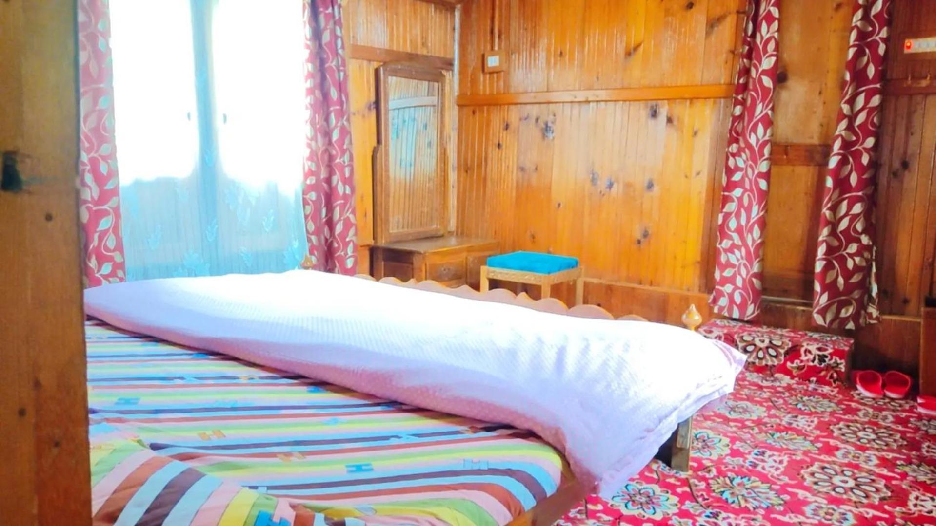 Hotel Houseboat Wild Rose Srīnagar Exterior foto